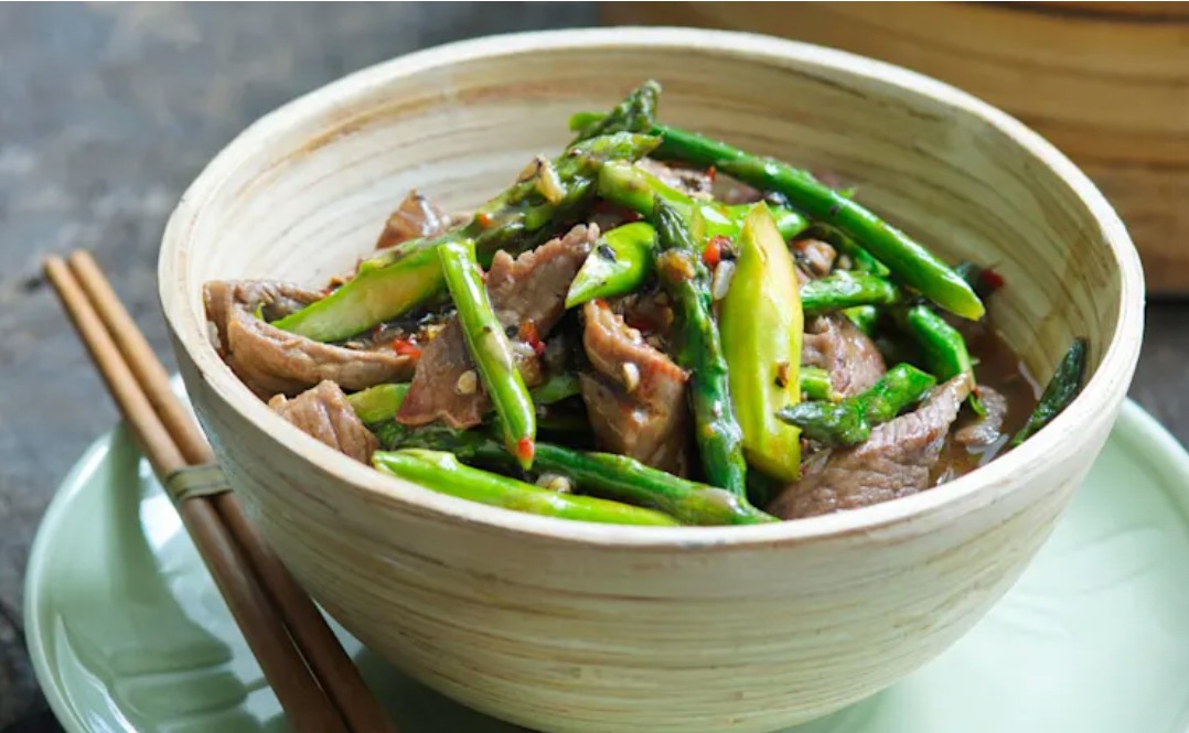 Wok de ternera con espárragos